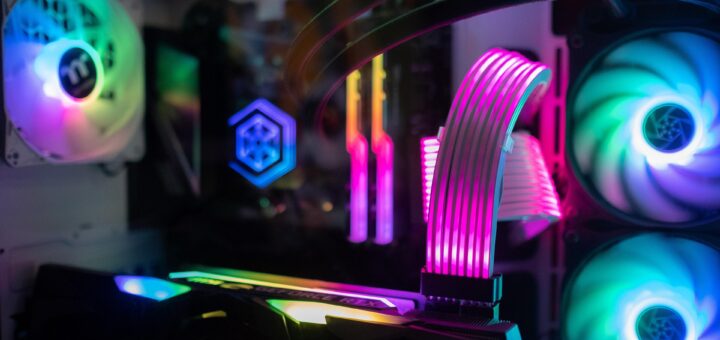 Ein Gamingcomputer mit vielen Farben