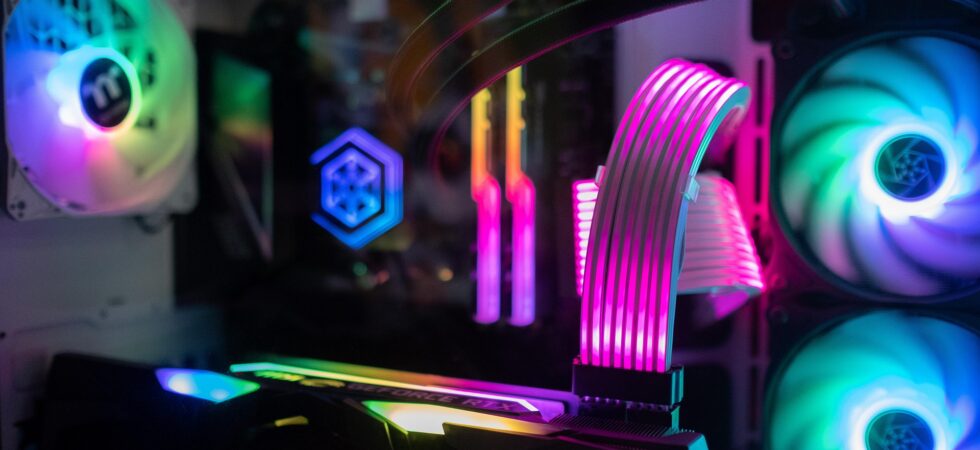 Ein Gamingcomputer mit vielen Farben